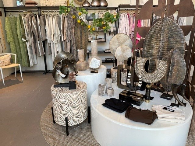 Detailopname van bronzen bladsculpturen, natuursteen vazen en InWear collectie